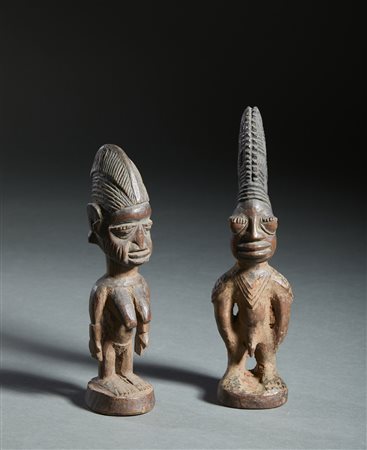  Arte africana - Yoruba, Nigeria.
Due gemelli ibeji singoli.
Legno duro a patina naturale.
Segni d'uso. .