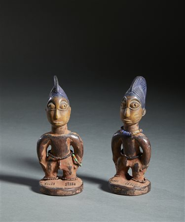  Arte africana - Yoruba, Nigeria.
Coppia di gemelli Ibeji maschili. 
Legno duro a patina chiara e perline.
Difetti  visibili e segni d'uso. .