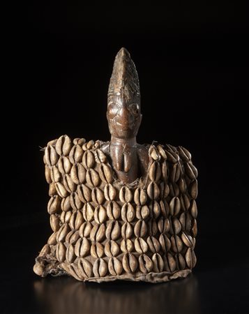  Arte africana - Yoruba, Nigeria.
Gemello ibeji femmile.
Legno duro a patina naturale, perline, tessuto e cauri. Segni d'uso. .