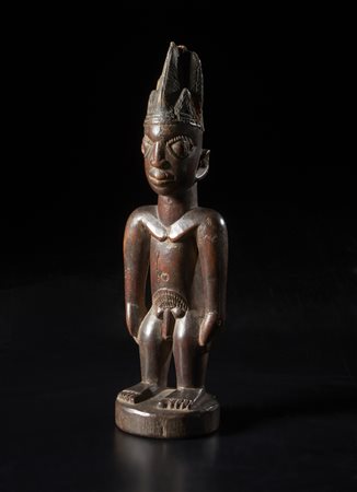  Arte africana - Yoruba, Nigeria. 
Gemello ibeji maschile.
Legno duro a patina marrone. 
Difetti visibili e segni d'uso.
