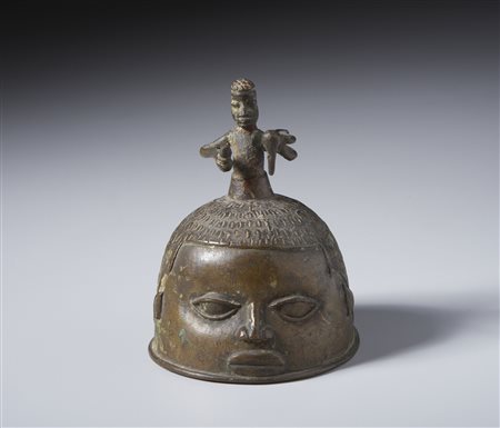  Arte africana - Yoruba, Nigeria.
Testa  con figura antropomorfa in lega di rame. 
Con discreta  patina e segni d'uso. .
