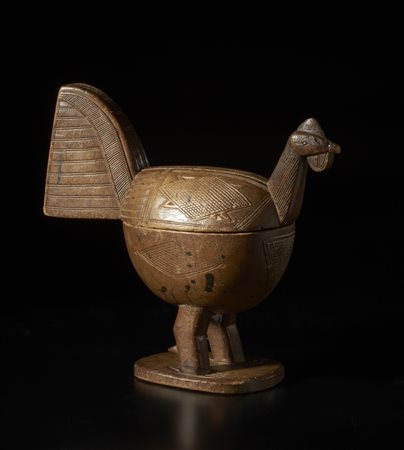  Arte africana - Yoruba, Nigeria. 
Contenitore per offerte a forma di gallo. 
Legno duro a patina bionda con difetti visibili e restauri.
Segni d'uso. .