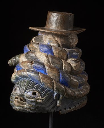  Arte africana - Yoruba, Nigeria.
Maschera a casco Gelede.
Legno duro a patina naturale, pigmenti e caolino. 
Ex collezione Renato Volpini. .