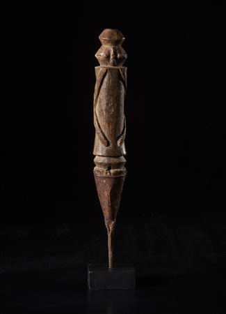  Arte africana - Chamba, Nigeria.
Scultura Tau wandoà.
Legno duro a patina naturale con puntale in ferro.
Minimi difetti visibili ed evidenti segni d'uso.
