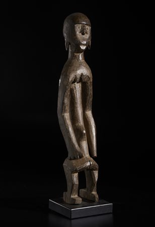  Arte africana - Mumuye, Nigeria. 
Scultura antropomorfa Janari. 
Legno duro a patina scura, caolino. 
Difetti e segni d'uso. 
Ex Collezione Enrico Prometti. .
