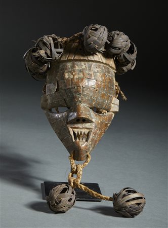  Arte africana - Salampasu, Repubblica Democratica del Congo. 
Maschera  Mukinka. 
Legno, fibre naturali e lastre di rame. 
Piccoli difetti visibili e segni d'uso. .
