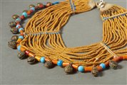  Arte Indiana - Angami, Nagaland. 
Collana-pettorale. 
Perline, pasta di vetro, fibre, osso conchiglie e pendenti sonanti in lega di rame. .