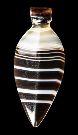 A BACTRIAN BANDED AGATE BEAD PENDANT.