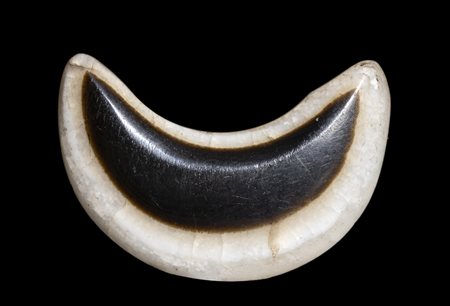 A SEMITIC AGATE NECKLACE ELEMENT IN THE SHAPE OF A CRESCENT MOON.