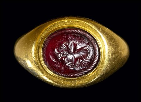 A SASANIAN GARNET INTAGLIO SET IN A GOLD RING. ZEBU. 