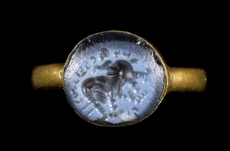 A RARE KUSHAN GOLD RING WITH A NICOLO INTAGLIO. ELEPHANT WITH INSCRIPTION. 