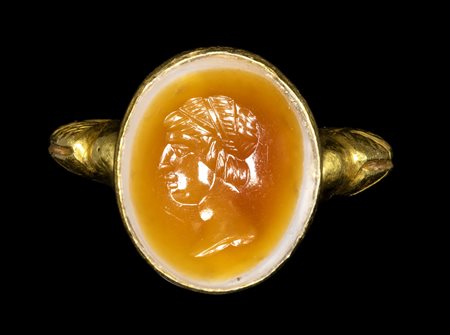 A ROMAN AGATE INTAGLIO SET IN A REVIVAL BYZANTINE GOLD RING. MALE PORTRAIT.