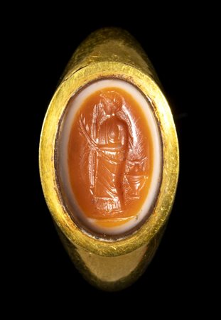 A ROMAN GOLD RING WITH AN AGATE INTAGLIO. GODDESS. 