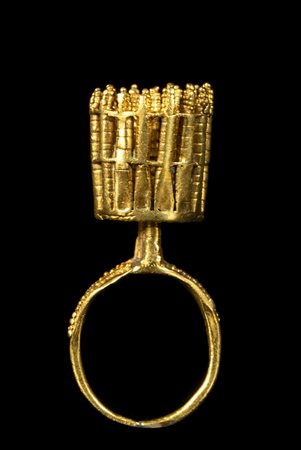 AN EASTERN GOLD ARCHITECTURAL RING.