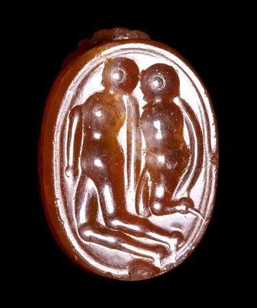 AN ETRUSCAN CARNELIAN SCARAB. TWO WARRIORS. 