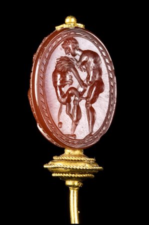 AN ETRUSCAN CARNELIAN SCARAB SET IN A GOLD STICK PIN. HERCULES FIGHTING THE NEMEAN LION. 