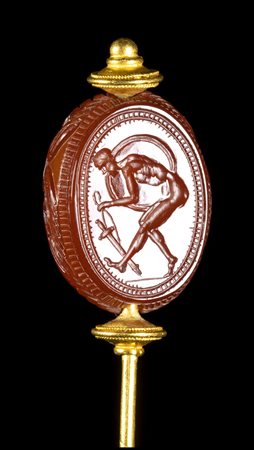 A  GRAND TOUR CARNELIAN ENGRAVED SCARAB SET IN A GOLD STICK PIN. WARRIOR. 
