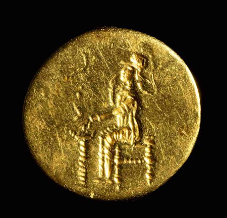 A RARE LATE CLASSICAL GREEK GOLD RING WITH THE ENGRAVED BEZEL. ATHENA SEATED IN FRONT OF A THYMATERION.