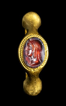 A FINE GREEK PTOLEMAIC GARNET INTAGLIO SET IN A LATER GOLD RING. BUST OF ISIS. 