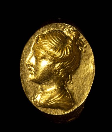 A RARE GREEK GOLD RING. LATE PTOLEMAIC FEMALE BUST PORTRAIT.