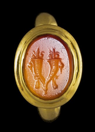 AN ITALIC CARNELIAN INTAGLIO SET IN A MODERN GOLD RING. DOUBLE CORNUCOPIA. 