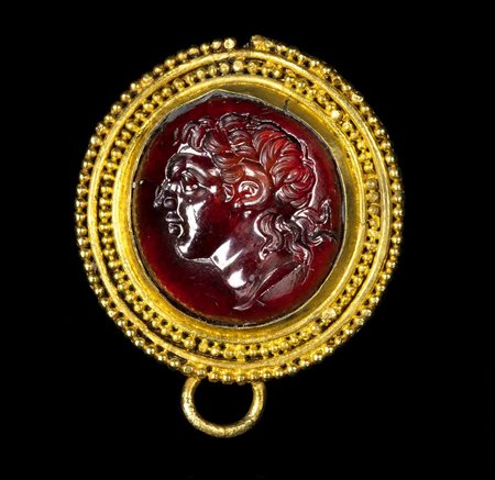 A GREEK HELLENISTIC GARNET INTAGLIO SET IN A GOLD NECKLACE ELEMENT. PORTRAIT OF ALEXANDER THE GREAT.