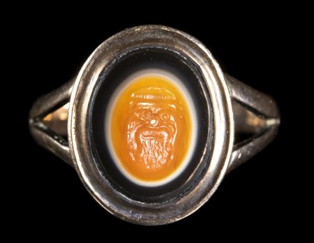 A ROMAN AGATE INTAGLIO SET IN A GOLD RING. THEATRICAL MASK. 