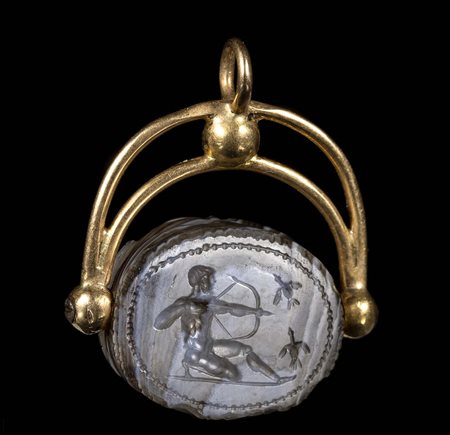 AN ITALIC BANDED AGATE SCARAB INTAGLIO. HERCULES KILLING THE STYMPHALIAN BIRDS.