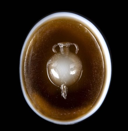 A FINE ROMAN THREE-LAYERED AGATE INTAGLIO. AMPHORA.