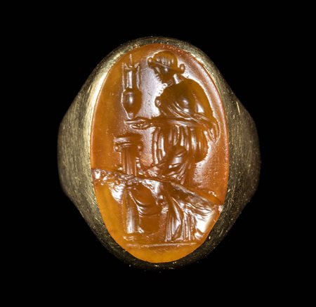 A ROMAN CARNELIAN INTAGLIO SET IN A GOLD RING. VOTIVE SCENE. 