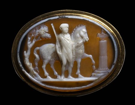 A FINE ROMAN TWO LAYERED CAMEO SET IN A GEORGIAN RING. VOTIVE SCENE. 