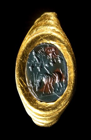 A ROMAN GOLD RING SET WITH A JASPER INTAGLIO. GOAT UNDER A TREE. 