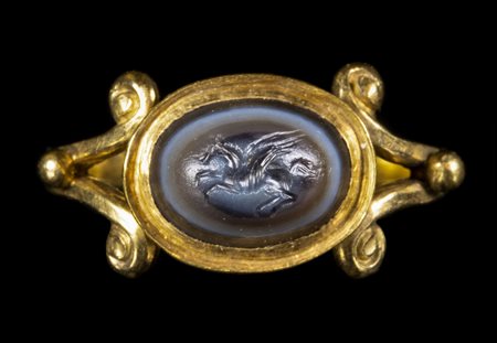 A ROMAN AGATE INTAGLIO SET IN A GEORGIAN GOLD RING. PEGASUS. 
