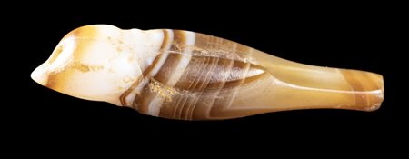 AN EASTERN ROMAN BANDED AGATE BEAD IN A SHAPE OF A BIRD. 