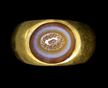 A ROMAN GOLD RING WITH AN AGATE INTAGLIO. EMBLEMA WITH A MOUSE. 