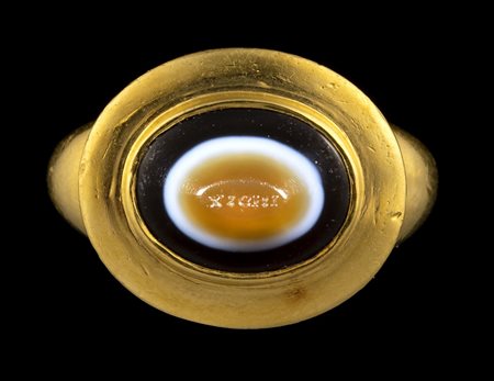 A ROMAN AGATE INTAGLIO SET IN A MODERN GOLD RING. INSCRIPTION. 