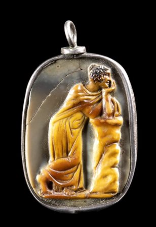 A POSTCLASSICAL AGATE CAMEO SET IN A SILVER PENDANT. A MUSE. 