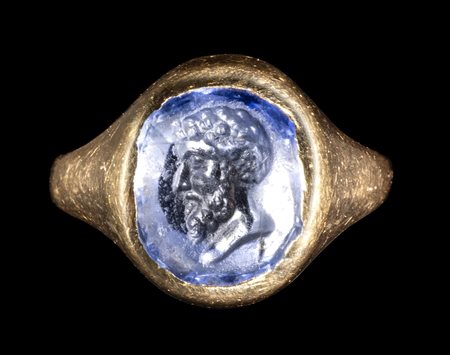 A RARE RENAISSANCE SAPPHIRE INTAGLIO SET IN A GOLD RING. PORTRAIT OF LUCIUS VERUS. 