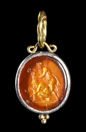 A POSTCLASSICAL CARNELIAN INTAGLIO SET IN A SILVER AND GOLD PENDANT. VOTIVE SCENE. 