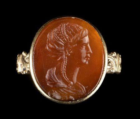 A CARNELIAN INTAGLIO SET IN A GEORGIAN GOLD RING. FEMALE BUST. 