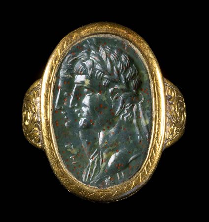 A LARGE SIGNED BLOODSTONE INTAGLIO SET IN A GOLD RING. CAPITA JUGATA PORTRAIT. 
