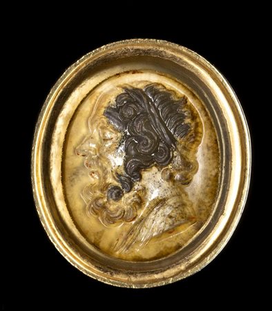 AN AGATE INTAGLIO SET IN A GOLD RING. PORTRAIT OF HOMER. 