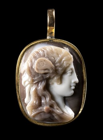 A NEOCLASSICAL AGATE CAMEO SET IN A GOLD PENDANT. PSYCHE. 