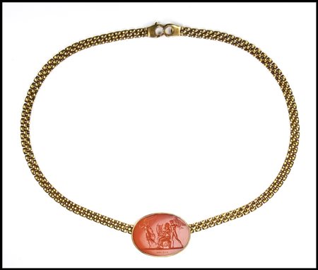 A PONIATOWSKI CARNELIAN INTAGLIO SET IN A MODERN GOLD NECKLACE. MYTHOLOGICAL SCENE WITH HOMER. 