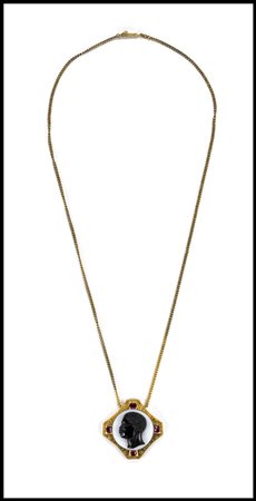 A LATE 19TH CENTURY GOLD NECKLACE WITH A TWO-LAYERED AGATE CAMEO. HEAD OF BLACKMOORE.