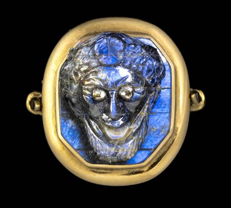 A LABRADORITE CAMEO SET IN A GOLD RING. GROTESQUE MASK. 