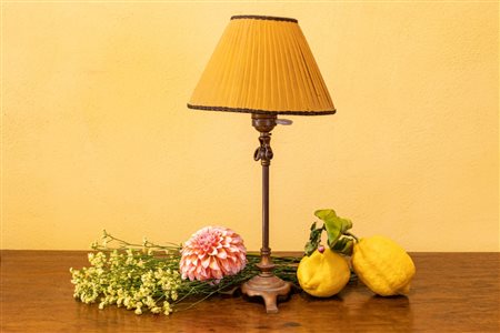 Lume da tavolo in ottone con paralume in seta gialla