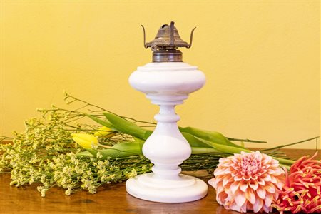 Lume a petrolio in opalina bianca