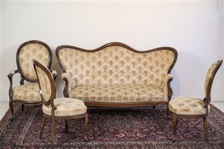 Finimento da salotto in noce intagliato