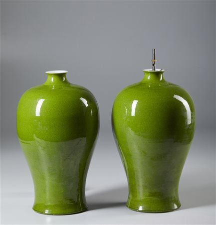  Arte Cinese - Coppia di vasi in porcellana invetriata di verde 
Cina, dinastia Qing, XIX secolo .